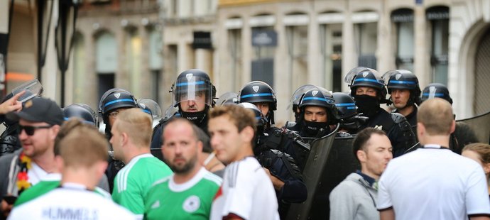 Policie dohlíží na německé fanoušky