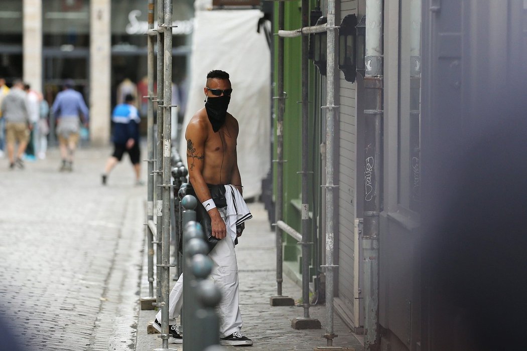 Jeden z německých hooligans v centru Lille