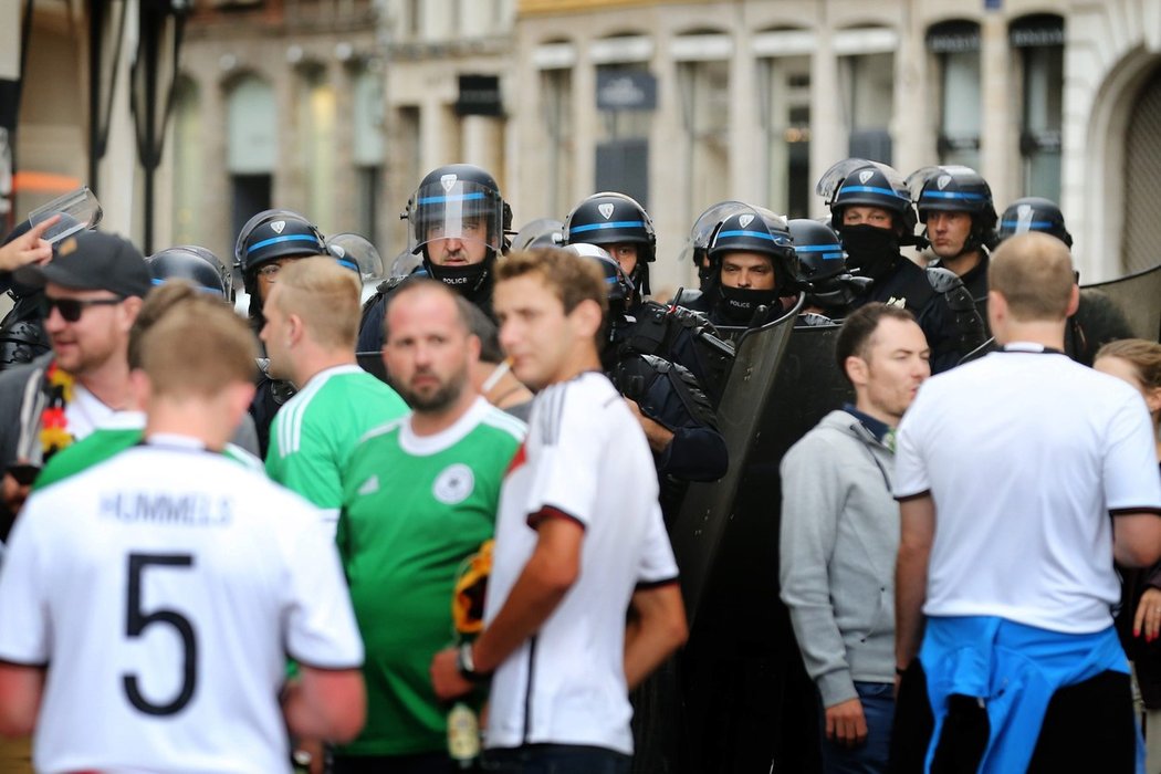 Policie dohlíží na německé fanoušky