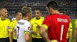 Rozhodčí Kassai se ujišťuje, že Němec Bastian Schweinsteiger opravdu chce zahrávat penaltový rozstřel na branku, za níž má fanouškovský kotel Itálie.