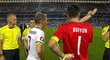Rozhodčí Kassai ukazuje, na jakou branku se budou kopat penalty v rozstřelu čtvrtfinále EURO 2016 mezi Německem a Itálií. Fanoušci Německa byli v šoku.
