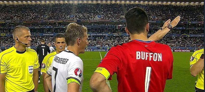 Rozhodčí Kassai ukazuje, na jakou branku se budou kopat penalty v rozstřelu čtvrtfinále EURO 2016 mezi Německem a Itálií. Fanoušci Německa byli v šoku.