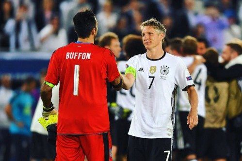 Němec Bastian Schweinsteiger se zdraví s Italem Gianluigim Buffonem před penaltovým rozstřelem ve čtvrtfinále EURO