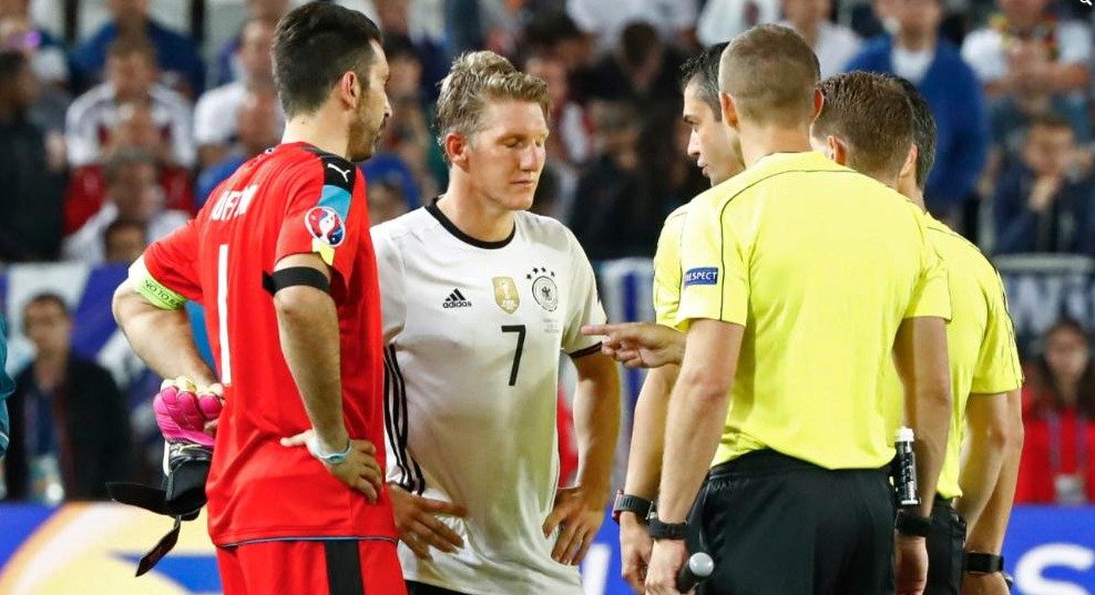 Němec Bastian Schweinsteiger a Ital Gianluigi Buffon před penaltovým rozstřelem ve čtvrtfinále EURO. Rozhodčí Kassai ukazuje, že los vyhrál kapitán Německa.