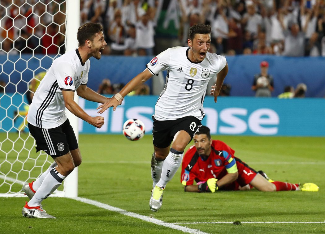 Německo v euforii. Mesut Özil právě vstřelil vedoucí gól ve čtvrtfinále EURO 2016 do sítě Itálie.