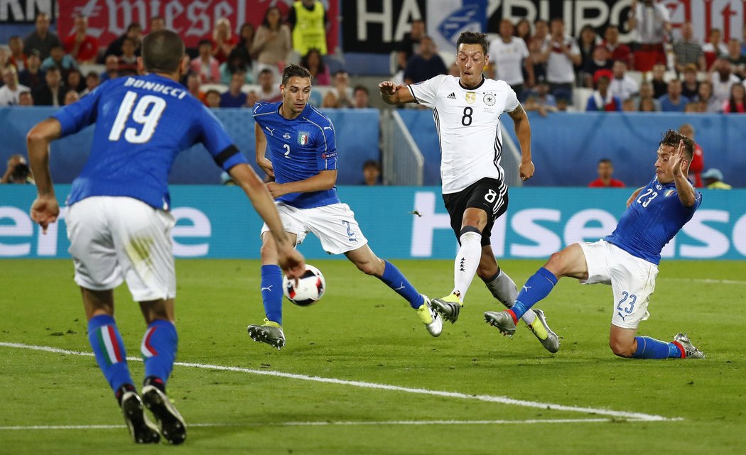 Italská obrana přišla pozdě. Němec Mesut Özil vstřelil gól a Němci vedli ve čtvrtfinále EURO 2016 1:0.