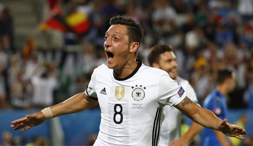 Mesut Özil jásá, Německo po jeho gólu vedlo nad Itálií ve čtvrtfinále EURO 2016 1:0.