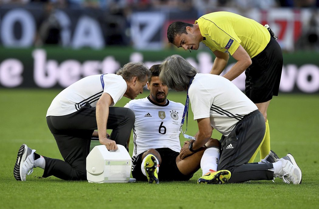 Zraněný Sami Khedira dohrál ve čtvrtfinále EURO 2016 s Itálií už po necelých 16 minutách.