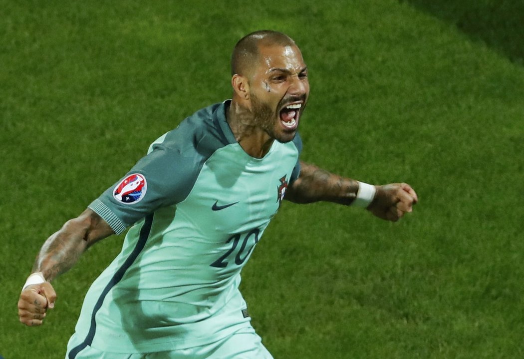 Gól! Portugalec Ricardo Quaresma slaví vítězný gól do sítě Chorvatska v osmifinále EURO 2016.