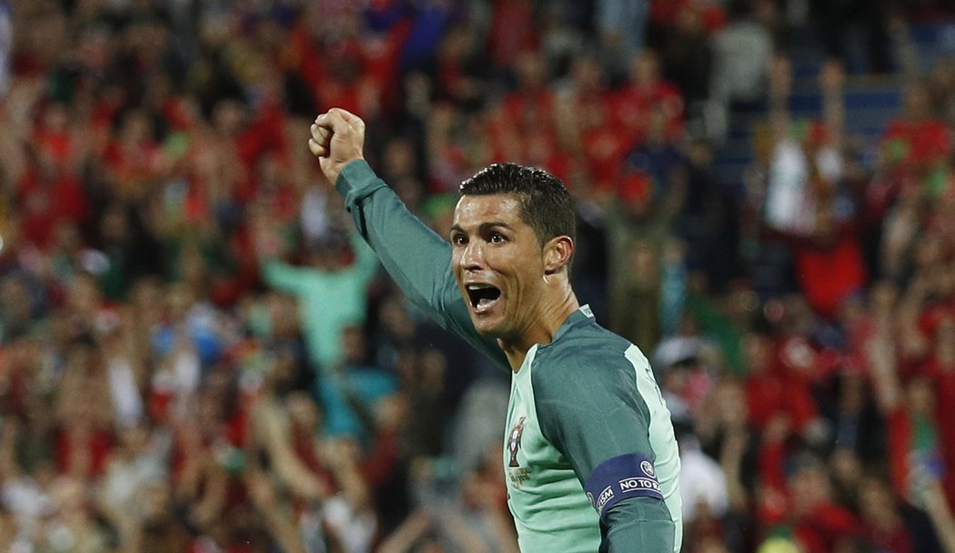 Portugalec Cristiano Ronaldo slaví. V osmifinále EURO 2016 se sice netrefil, radost z postupu přes Chorvatsko měl ale ohromnou.