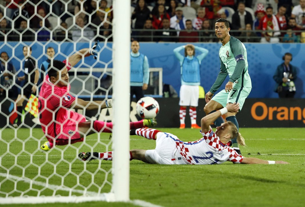 Portugalský špílmachr Cristiano Ronaldo zahodil v osmifinále EURO 2016 svoji jedinou šanci, z akce ale Quaresma nakonec skóroval a poslal Chorvaty ze hry.