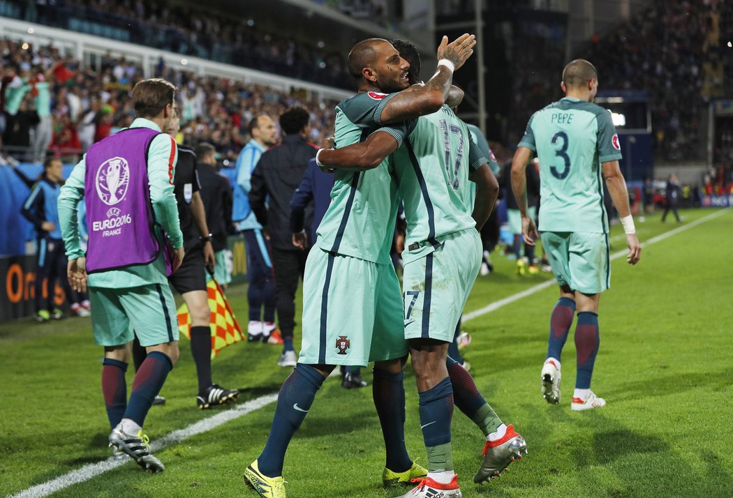 Portugalci v euforii. Krátce před koncem prodloužení osmifinále EURO 2016 s Chorvatskem vstřelil Quaresma vítězný gól.