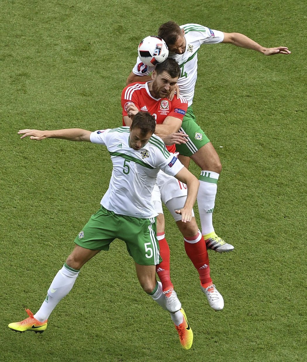 Osmifinálová bitva EURO 2016 mezi Severním Irskem a Walesem.