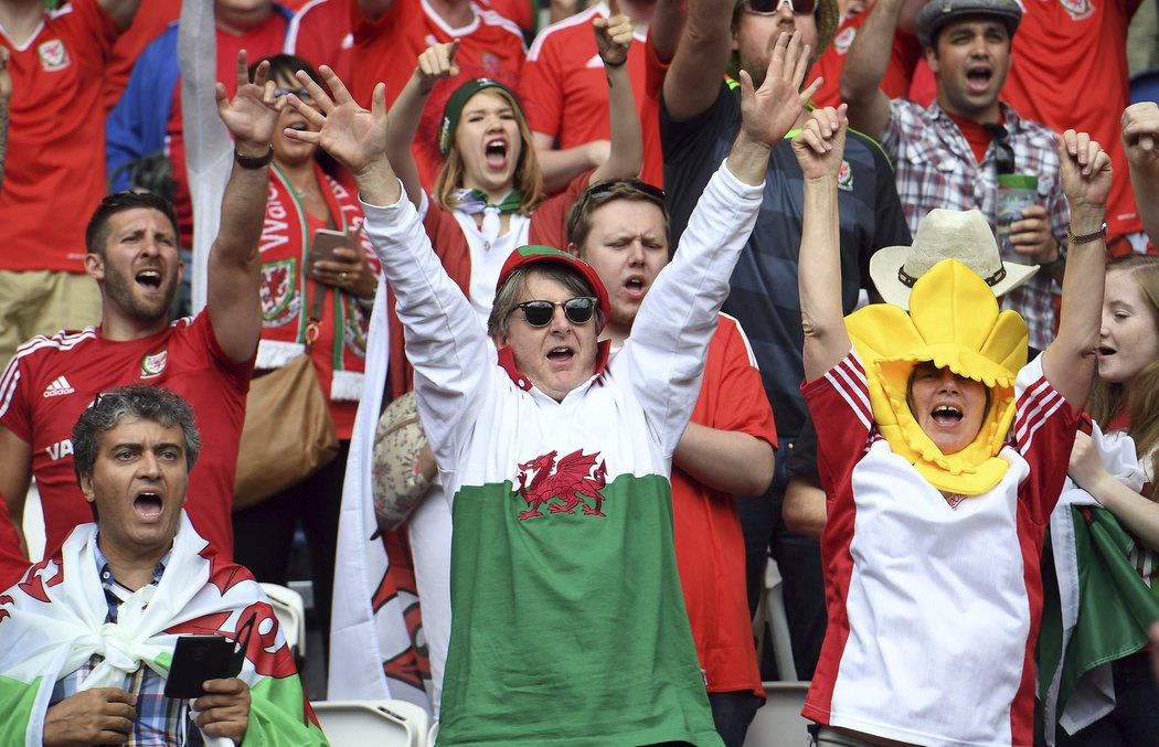 Fanoušci Walesu měli před osmifinále EURO 2016 proti Severnímu Irsku dobrou náladu.