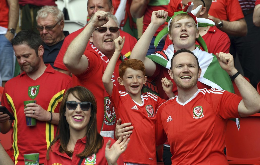 Fanoušci Walesu před bitvou osmifinále EURO 2016 s fotbalisty Severního Irska.