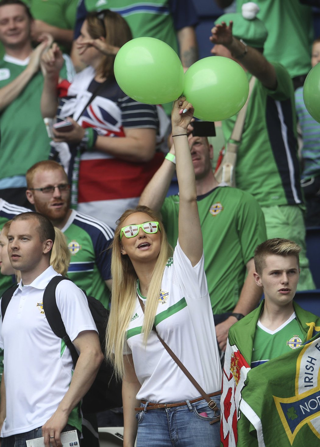 Fanoušci Severního Irska před osmifinále EURO 2016 s Walesem.