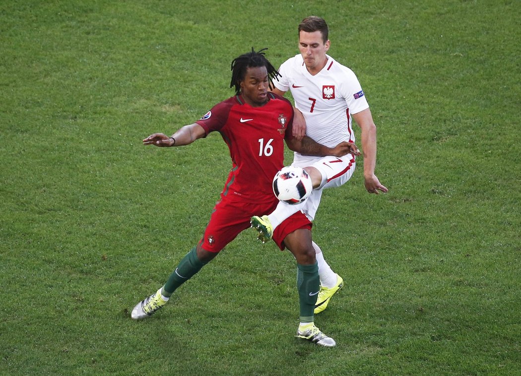 Portugalský záložník Renato Sanches (vlevo) v souboji s útočníkem Millikem