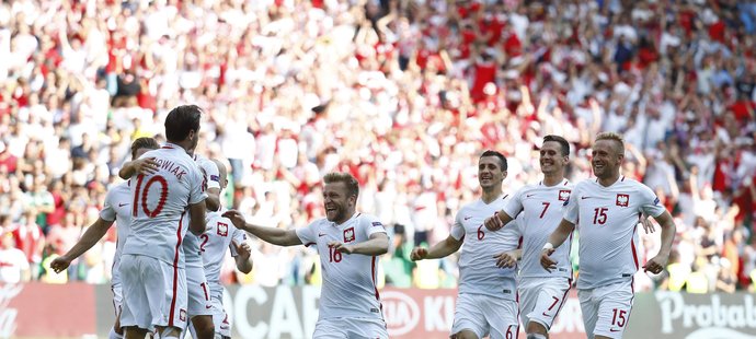 Polsko postoupilo do čtvrtfinále EURO 2016. Poláci vyhráli v bitvě se Švýcarskem penaltový rozstřel.