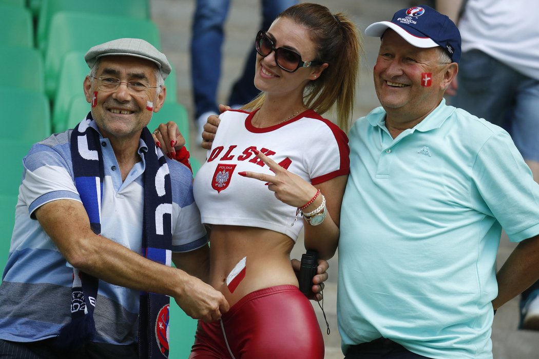 Polská kráska se stala terčem pozornosti fanoušků před osmifinále EURO 2016 mezi Polskem a Švýcarskem.