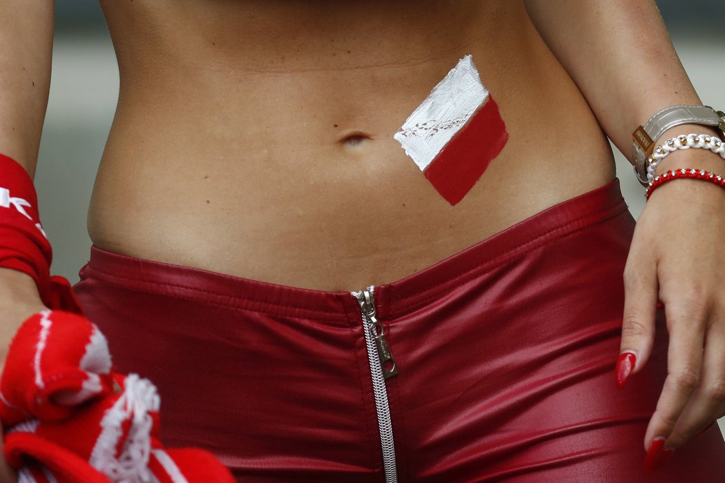 Polská fanynka dokázala zvýraznit křivky svého těla. Před výkopem osmifinále EURO 2016 byla velkou atrakcí, neunikla ani pozornosti fotografů.