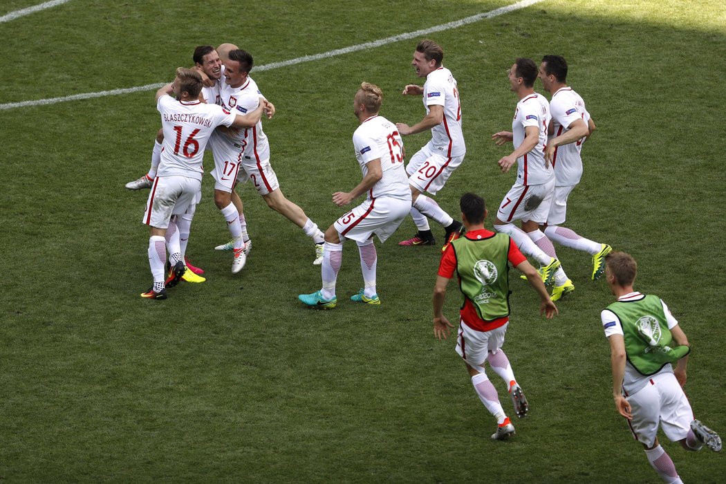 Polská radost. Fotbalisté Polska vyhráli penaltový rozstřel v osmifinále EURO 2016. Nad Švýcary vyhráli 5:4.