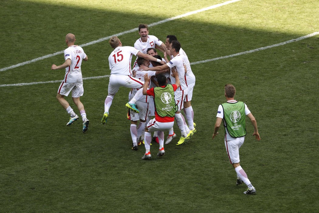 Polská euforie po výhře nad Švýcarskem v osmifinále EURO 2016.