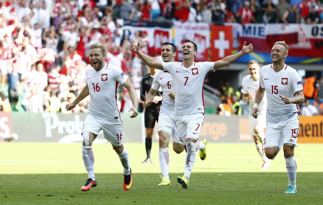 Čtvrtfinále je doma. Polští fotbalisté slaví vítězství nad Švýcarskem v osmifinále EURO 2016.