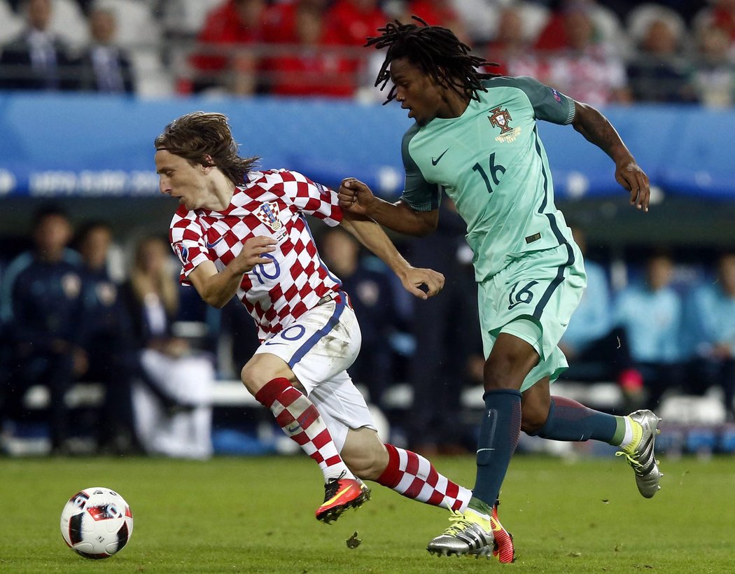 Chorvat Luka Modrič se snažil uniknout portugalskému soupeři v osmifinále EURO 2016.