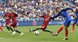 Největší hvězda Francie Antoine Griezmann zakončuje jednu z akcí ve finále EURO 2016 s Portugalskem.