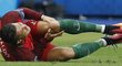 Portugalec Cristiano Ronaldo se po zákroku fotbalistů Francie ocitl na začátku finále v nefotbalové pozici a musel se svěřit do péče lékařů.