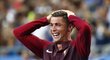 Nešťastně šťasný Cristiano Ronaldo. Hvězda Portugalska musela odstoupit z finále EURO 2016 už v první půli kvůli zranění. Když se jeho parťáci dostali v prodloužení do vedení, měl v očích slzy štěstí.