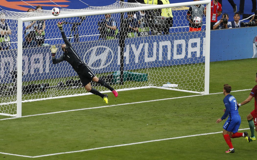 Francouz Antoine Griezmann hlavičkoval během první půle finále EURO 2016 pod břevno portugalské branky. Gólman Rui Patricio ale vytáhl parádní zákrok.