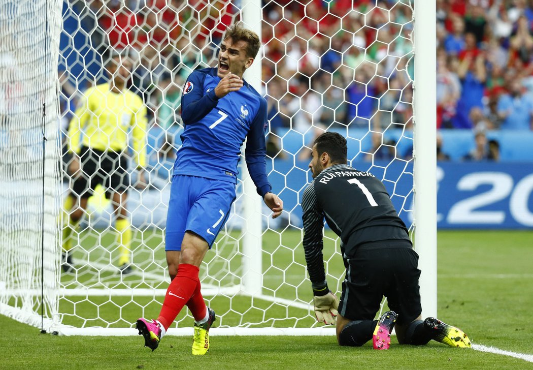 Hrdina a smolař. Portugalský gólman Rui Patricio zneškodnil v první půli finále EURO 2016 největší šanci. Tu měl francouzský kanonýr Antoine Griezmann.