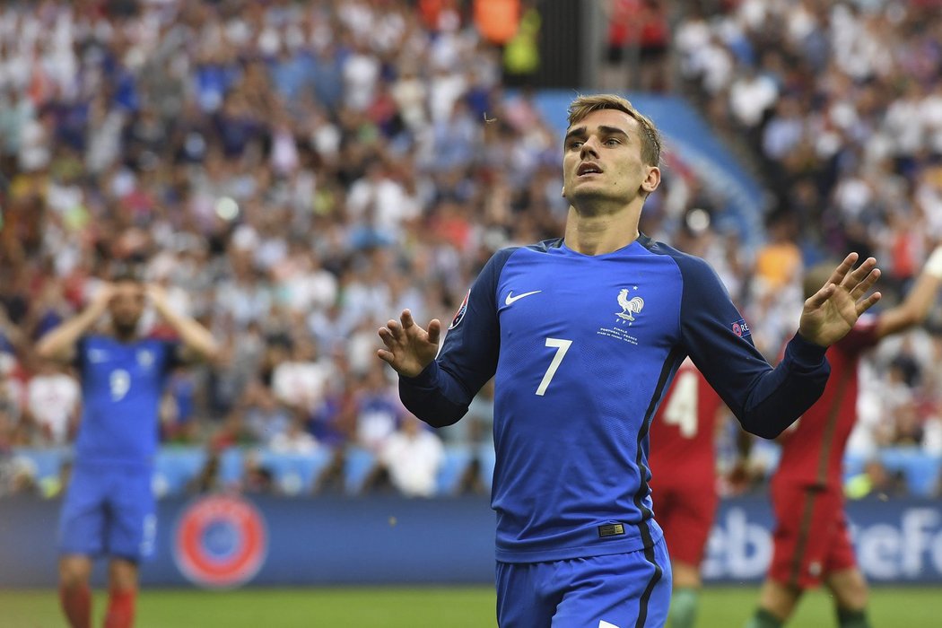 Francouzský kanonýr Antoine Griezmann nedal ve finále EURO 2016 v první půli největší šanci domácích. Radost mu zkazil parádním zákrokem portugalský gólman.