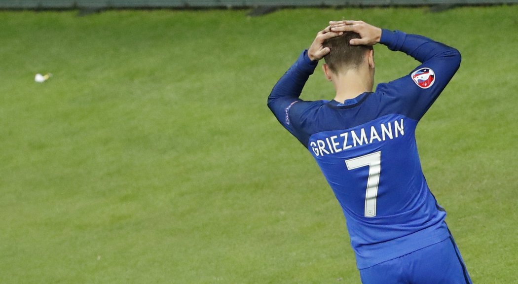 Francouzský střelec Antoine Griezmann se drží za hlavu. V každém z poločasů finále EURO 2016 s Portugalskem spálil jednu tutovku.