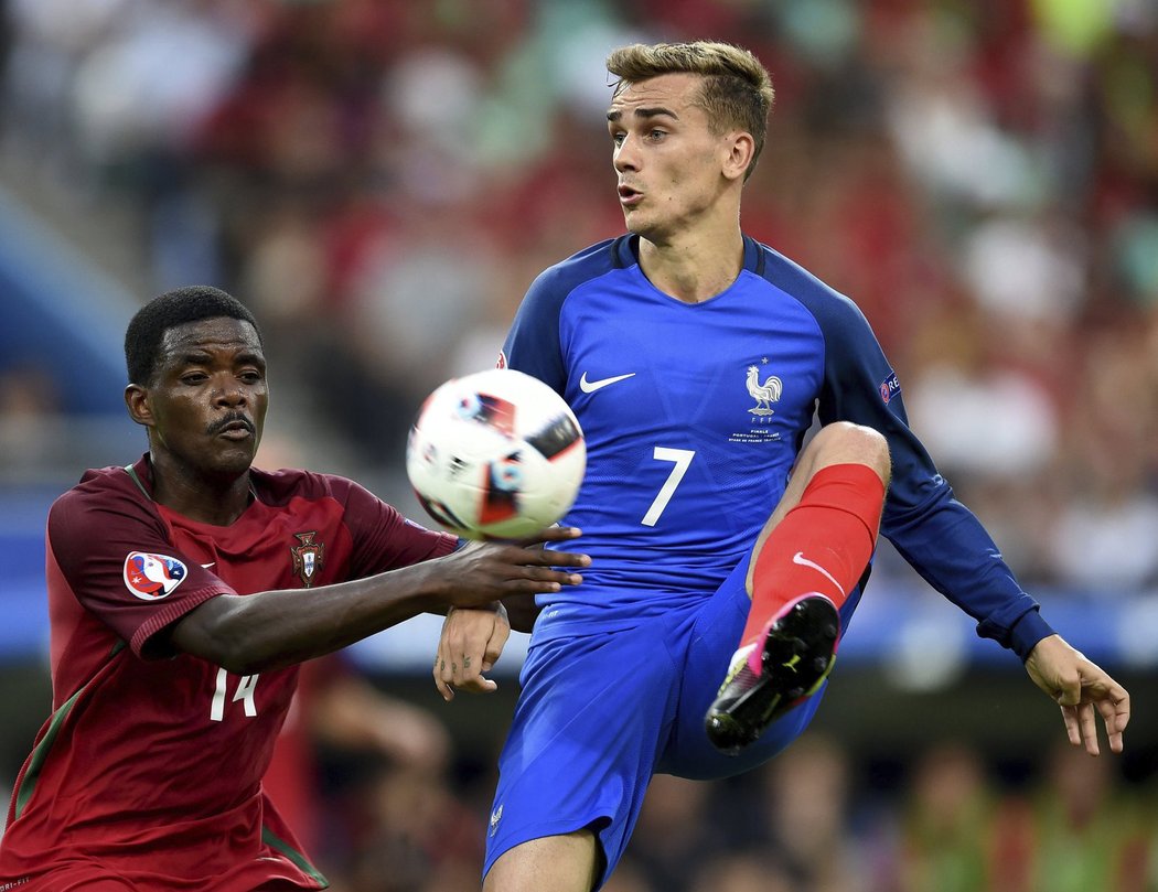 Francouz Antoine Griezmann se proměnil ve spalovače tutovek ve finále EURO 2016 s Portugalskem.