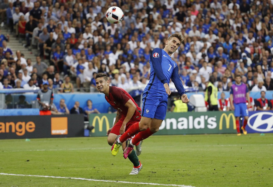 Francouzský střelec Antoine Griezmann zakončuje těsně vedle portugalské branky ve finále EURO 2016.