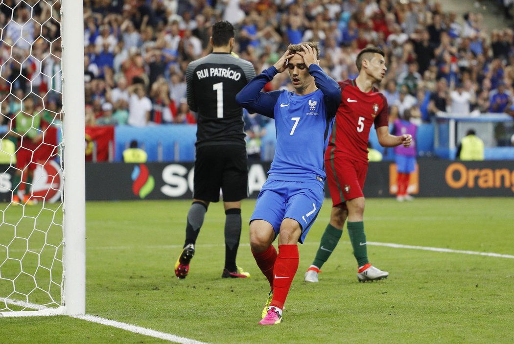 Francouzský hrdina Antoine Griezmann se drží za hlavu ve finále EURO 2016. V duelu s Portugalskem spálil obrovské šance.