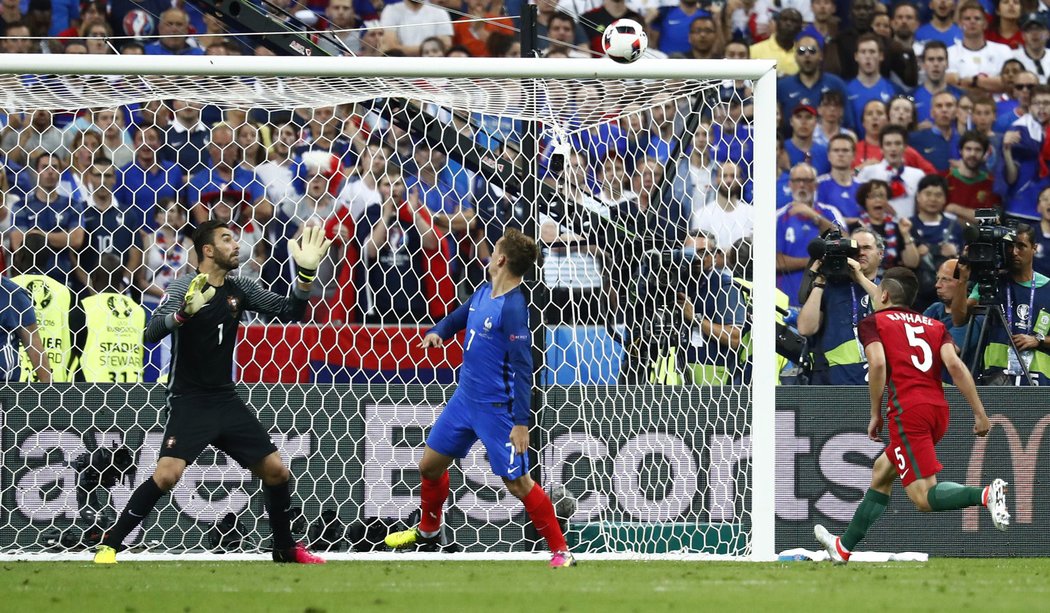 Francouzský střelec Antoine Griezmann i během druhé půle spálil obrovskou šanci. Rui Patricio v brance Portugalska jen sledoval, kde skončí míč.