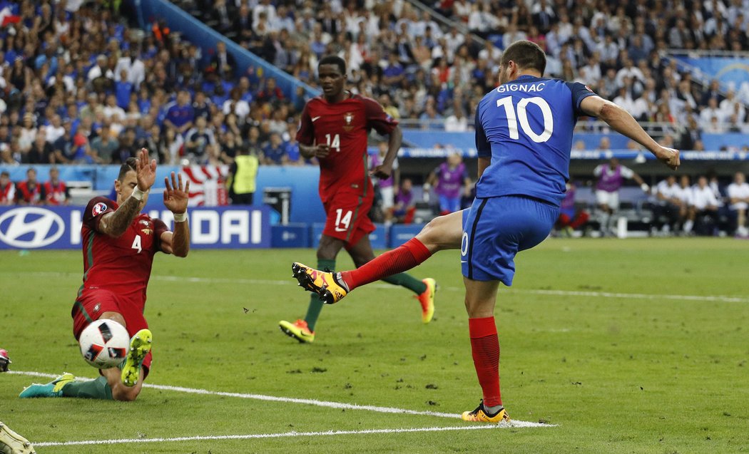 Francouz Andre-Pierre Gignac zakončuje v tutové šanci ve finále EURO 2016 s Portugalskem. Míč ale orazítkoval jen tyč, do devadesáté minuty gól nepadl.