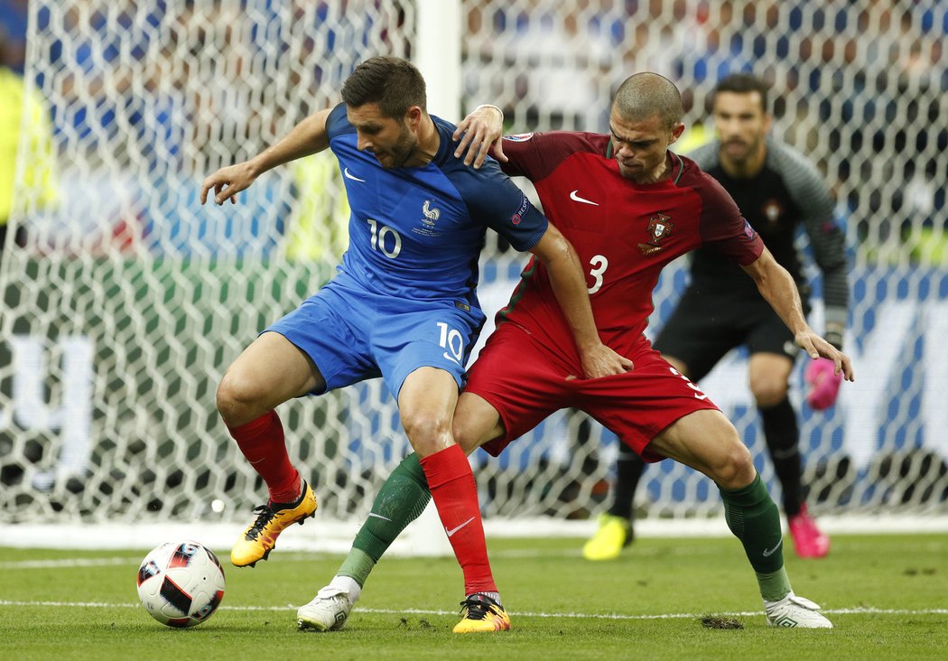 Francouz Andre-Pierre Gignac si pohrál s Pepem ve finále EURO 2016, pak ale v závěru základní hrací doby trefil tyč portugalské branky. Utkání šlo do prodložení.