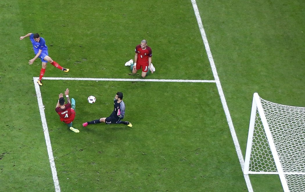 Francouz Andre-Pierre Gignac vyzpovídal obranu Portugalska ve finále EURO 2016, ale pak trefil jen tyč. Zápas šel do prodloužení.