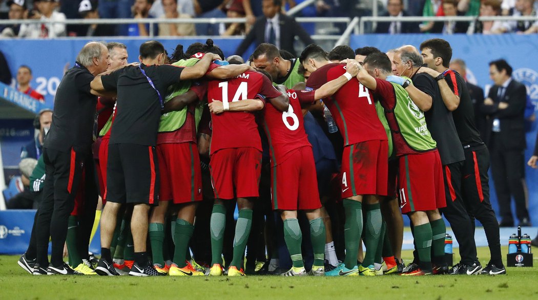 Jsme tým! Portugalci se semkli před prodloužením finále EURO 2016 s Francií. A Éder dal za chvíli jejich vedoucí gól.