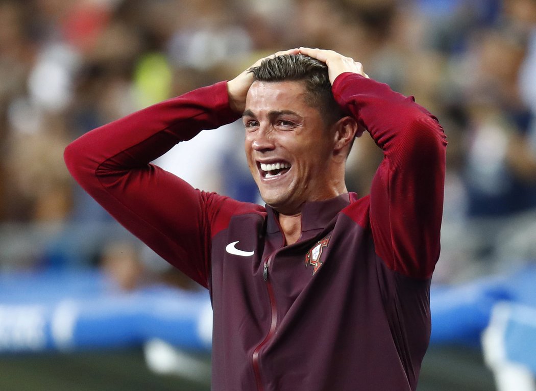 Nešťastně šťasný Cristiano Ronaldo. Hvězda Portugalska musela odstoupit z finále EURO 2016 už v první půli kvůli zranění. Když se jeho parťáci dostali v prodloužení do vedení, měl v očích slzy štěstí.