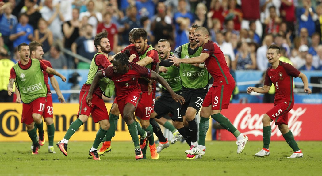 Šťastný Éder. Portugalsko se jeho zásluhou ujalo vedení v prodloužení finále EURO 2016 s Francií.