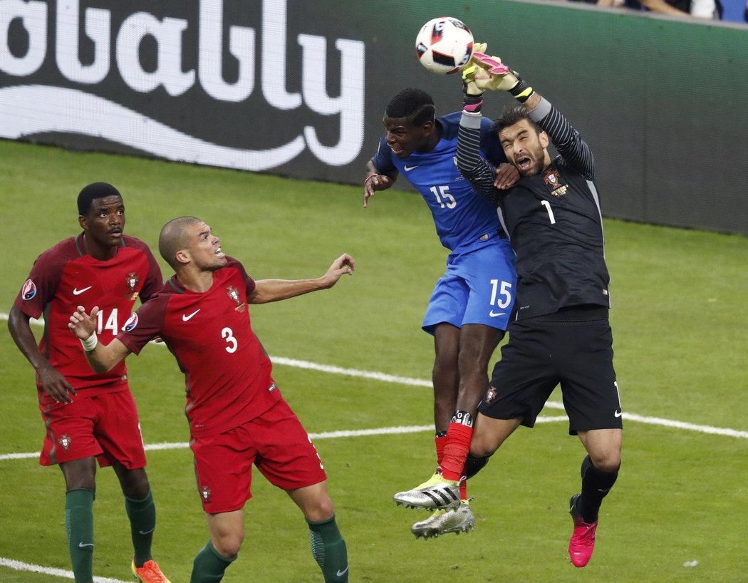 Portugalský gólman Rui Patricio čaroval ve finále EURO 2016. Od Francie gól nedostal a také proto slaví Portugalsko titul mistrů Evropy.