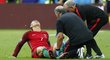 To bolelo. Levé koleno museli lékaři ošetřovat Cristianu Ronaldovi, největší hvězdě Portugalska. Francouzi ho pořádně brousili.