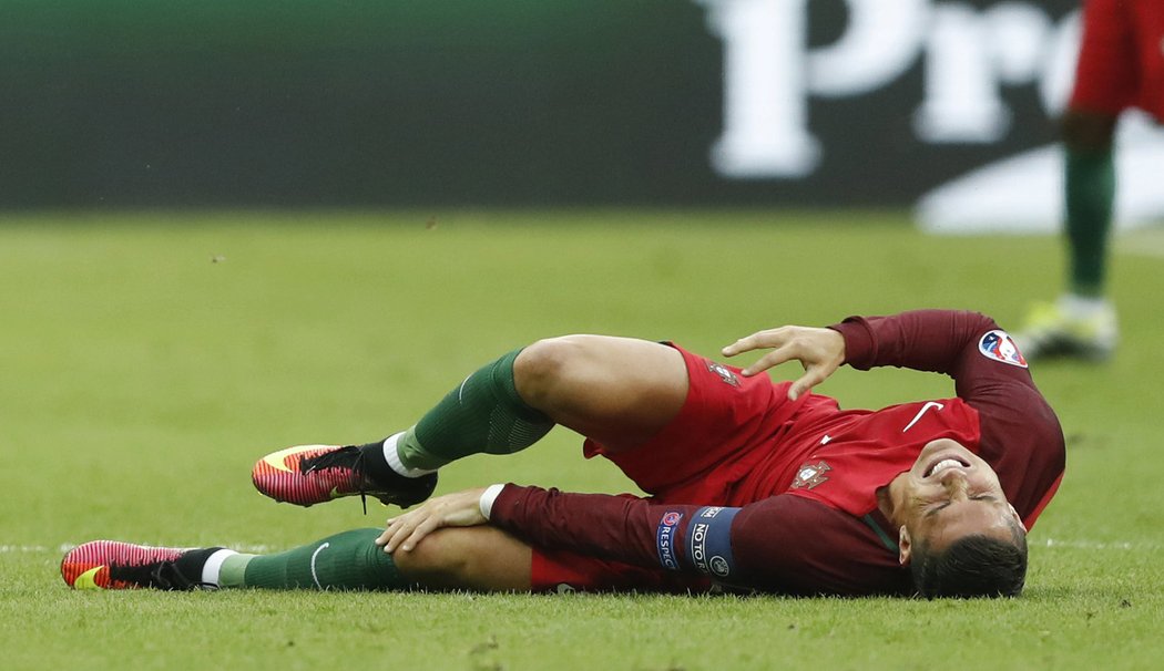Portugalec Cristiano Ronaldo má pochroumané levé koleno. Soupeř z Francie ho na začátku finále EURO 2016 věnoval až přehnanou pozornost. Musel už během první půle střídat.