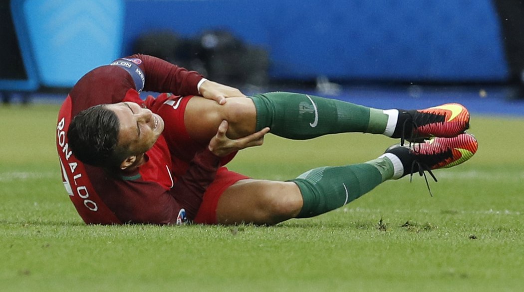 Portugalec Cristiano Ronaldo se po zákroku fotbalistů Francie ocitl na začátku finále v nefotbalové pozici a musel se svěřit do péče lékařů.