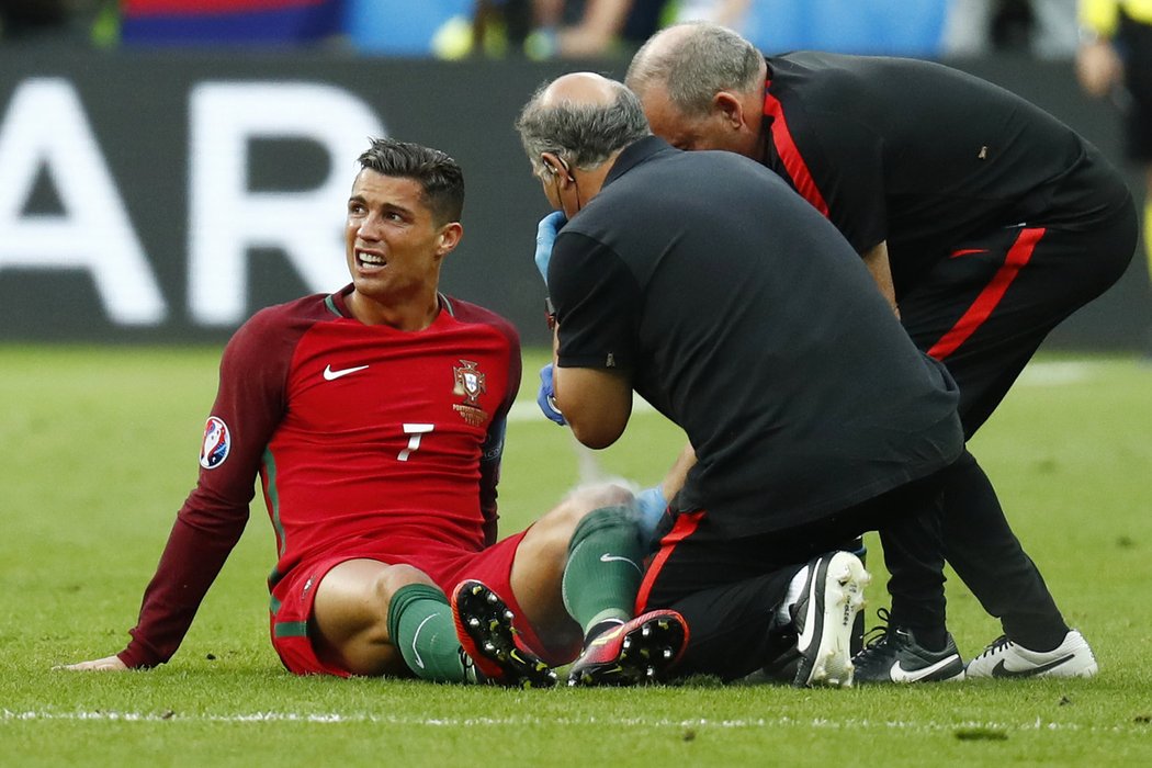 Nevěřícký pohled Portugalce Cristiana Ronalda. Fotbalisté Francie mu od začátku finále EURO 2016 dávali co proto.